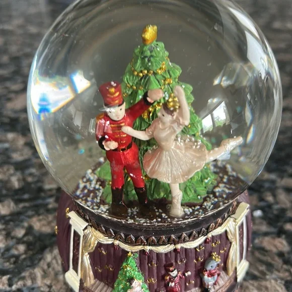 DANCING NUTCRACKER & BALLERINA MUSICAL WATER SNOW GLOBE